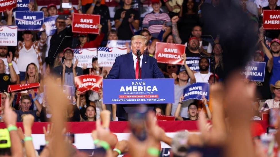 Amerika, politika i izbori: Tramp žestoko po Bajdenu - on je državni neprijatelj 1 Former U.S. President Donald Trump speaks during a rally in Wilkes-Barre, Pennsylvania, U.S., September 3, 2022.