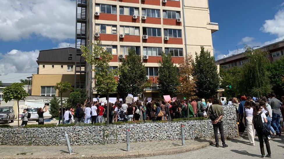 Balkan i pravosuđe: Od tri meseca do doživotne robije - kolike su kazne za zločin silovanja 2 protest u prištini