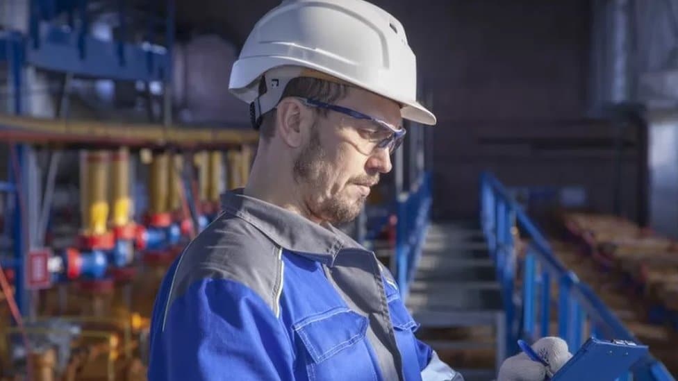 Rusija i Ukrajina: Cene gasa porasle za 26 odsto nakon što je Rusija zatvorila gasovod Severni tok 2 radnik