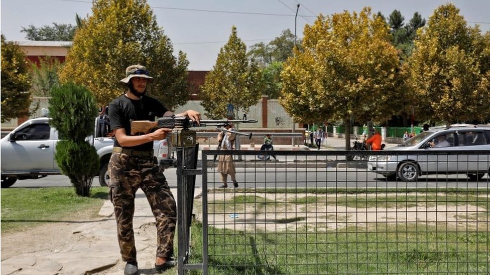 Taliban čuva stražu ispred ambasade posle eksplozije