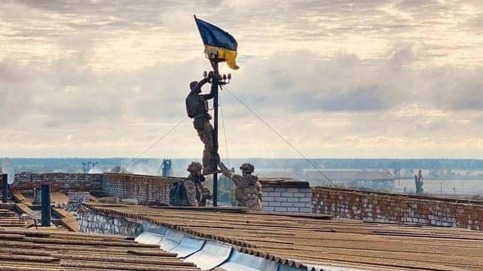 ukrajinski vojnici podižu zastavu