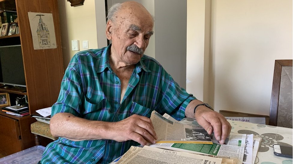 Miša Grkinić u plavoj fascikli čuva kompletnu dokumentaciju i novinske isečke o tragediji