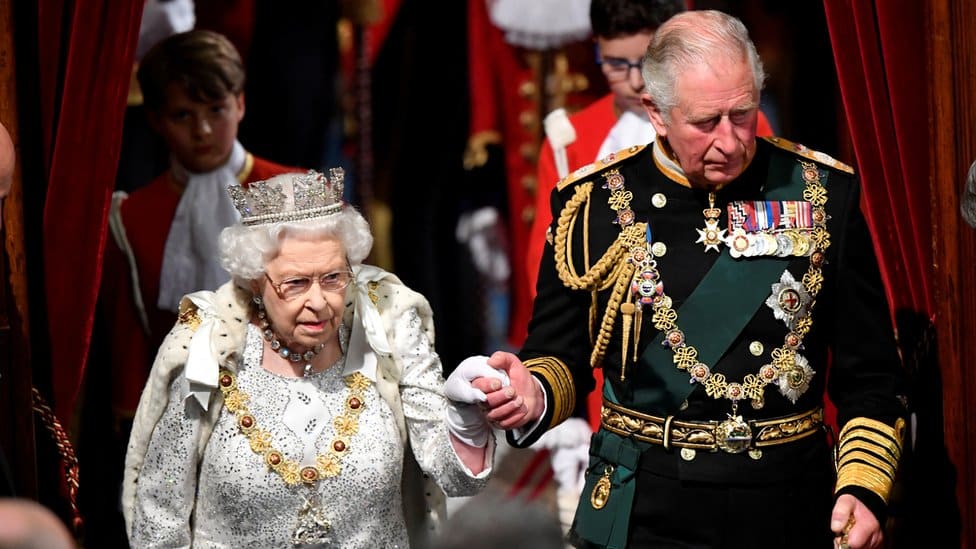 Kraljica Elizabeta Druga: Hiljade ljudi položilo cveće ispred Bakingemske palate, svetski lideri odaju počast 2 Kralj Čarls Treći i bivša kraljica Elizabeta Druga