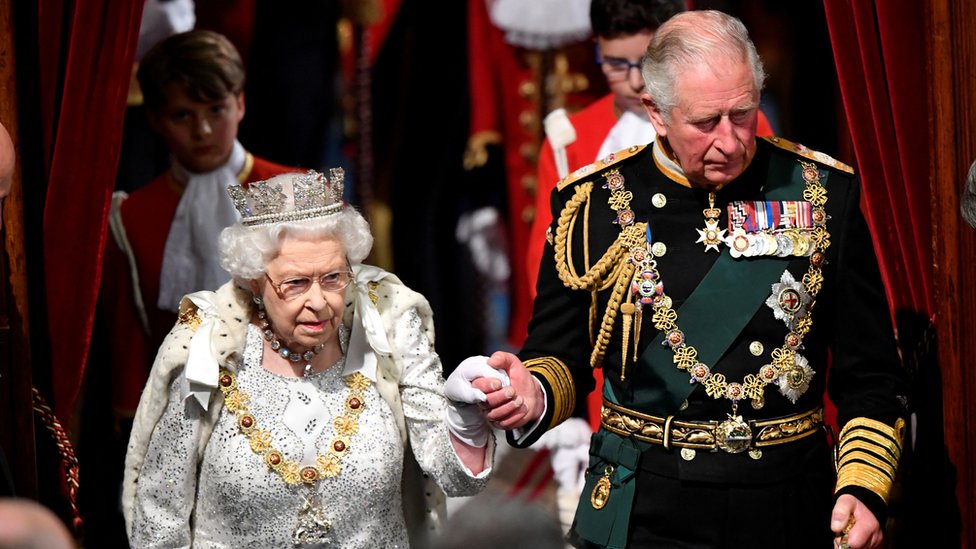 Novi kralj Čarls Treći: Smrt kraljice Elizabete „trenutak velike tuge za mene i članove moje porodice" 1 Kralj Čarls Treći i bivša kraljica Elizabeta Druga