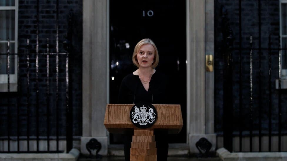 Kraljica Elizabeta Druga: Hiljade ljudi položilo cveće ispred Bakingemske palate, svetski lideri odaju počast 3 Britanska premijerka Liz Tras