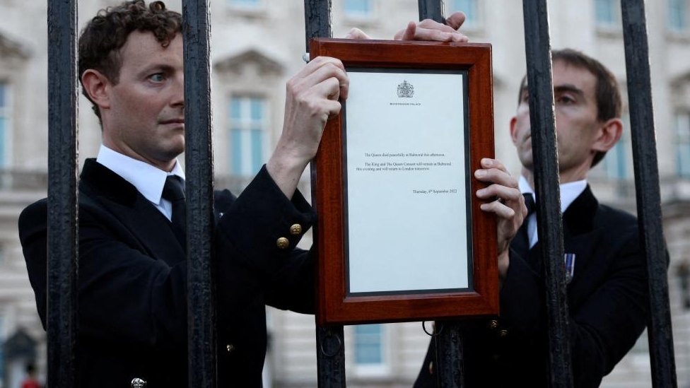 Umrla kraljica Elizabeta Druga 2 Buckingham Palace staff place the official notice of the Queen's death outside the palace