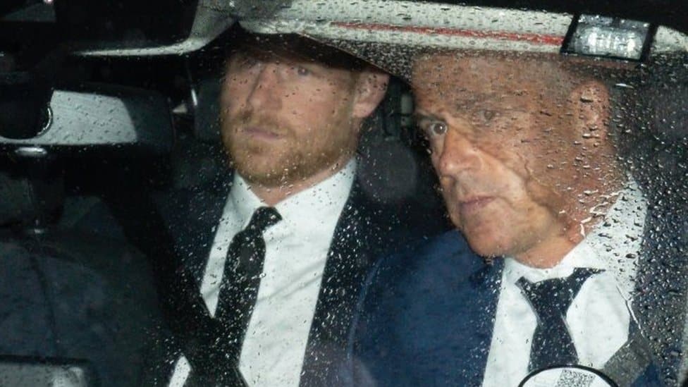 Umrla kraljica Elizabeta Druga, Čarls Treći zvanično proglašen za kralja 10 Prince Harry arriving at Balmoral