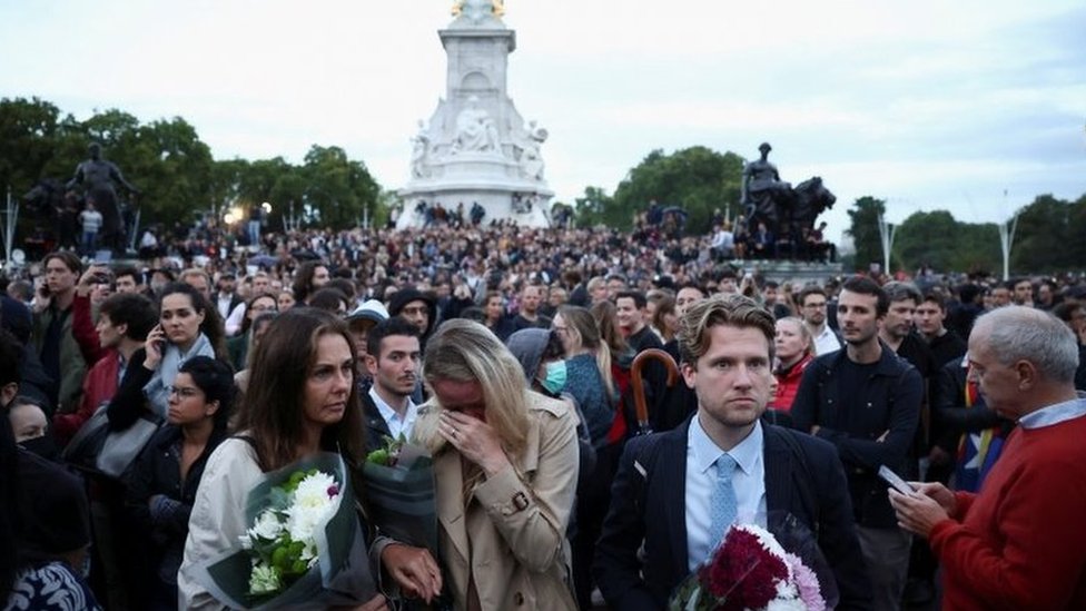 Kralj Čarls Treći prvi put kao monarh u Severnoj Irskoj 12 Crowds outside Buckingham Palace on Thursday, after the death was announced