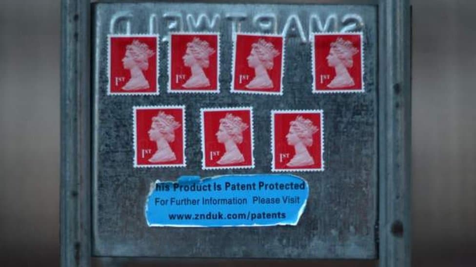 Kraljica Elizabeta Druga: Hiljade ljudi položilo cveće ispred Bakingemske palate, svetski lideri odaju počast 7 Poštanske markice