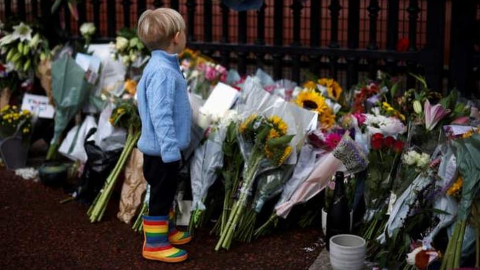 Kraljica Elizabeta Druga: Hiljade ljudi položilo cveće ispred Bakingemske palate, svetski lideri odaju počast 1 Ljudi dolaze sa decom da odaju poštu i polože cveće ispred kapije Bakingemske palate