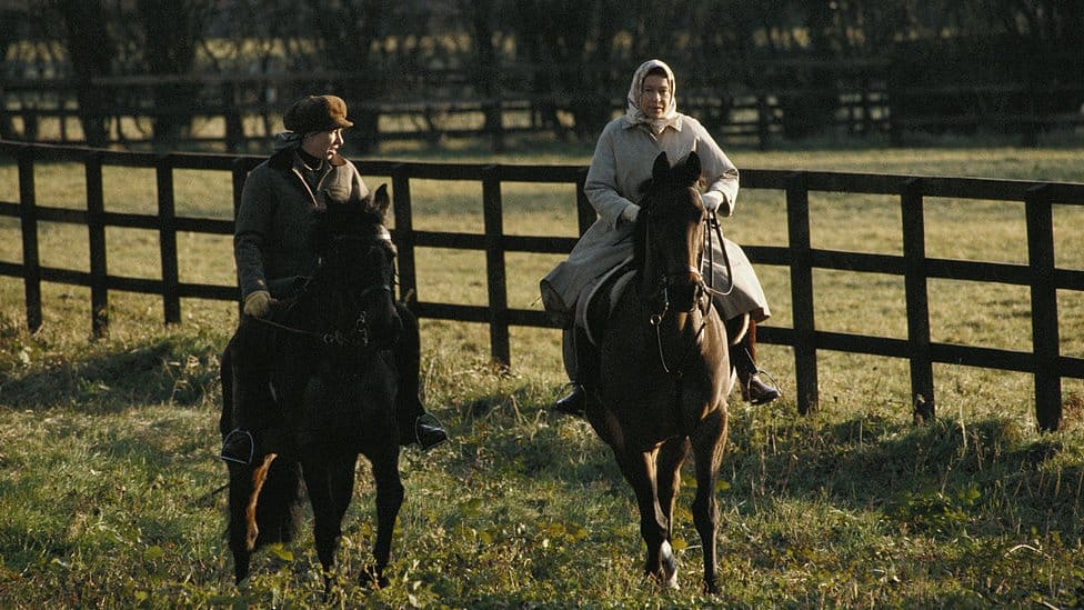 Deca kraljice Elizabete Druge pamte njen „fantastični sjaj" 3 Princess Anne and Queen Elizabeth II horse riding on the Sandringham estate in Sandringham, Norfolk, England, Great Britain, circa 1979