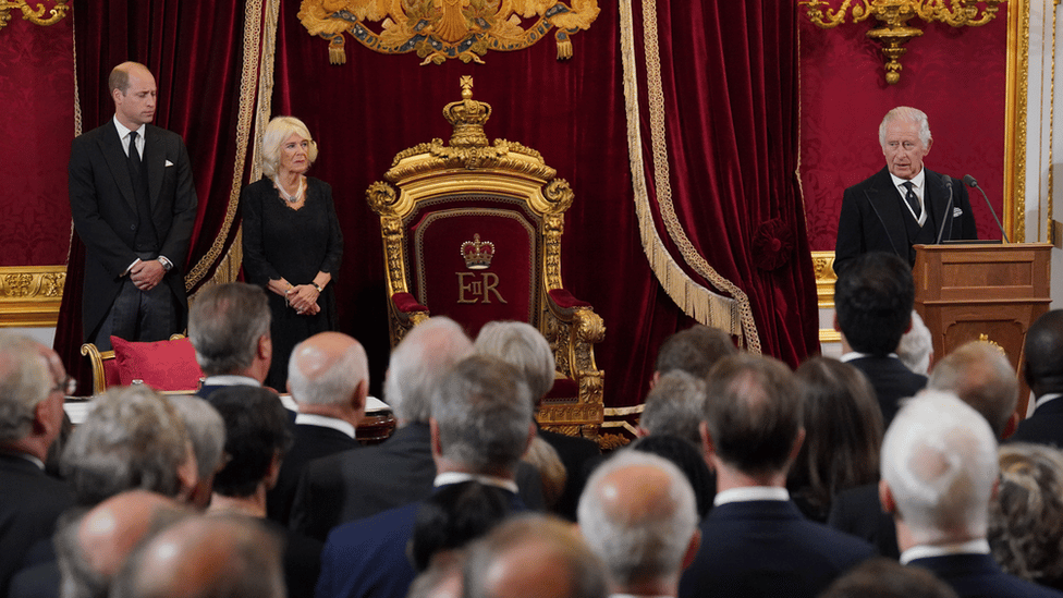 Čarls zvanično postao kralj u ceremoniji koja je prvi put prikazana na televiziji 1 Kralj Čarls Treći