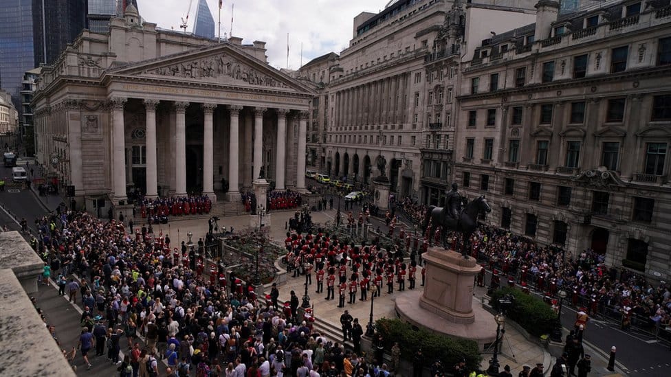 Kraljica Elizabeta Druga: Velika Britanija je stala da se oprosti od monarhinje 6 Kralj Čarls Treći
