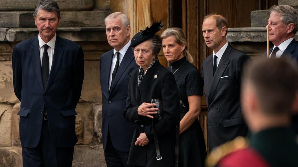 Velika Britanija i kraljica Elizabeta Druga: Princeza Ana, članica kraljevske porodice koja hoće i može 6 Vice Admiral Timothy Laurence, the Duke of York, the Princess Royal, the Countess of Wessex and the Earl of Wessex watch as the coffin of Queen Elizabeth II, draped with the Royal Standard of Scotland, completes its journey from Balmoral to the Palace of Holyroodhouse in Edinburgh