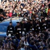 Kralj Čarls Treći prvi put govorio pred parlamentom, u Edinburgu se desetine hiljada ljudi oprostilo od kraljice 5