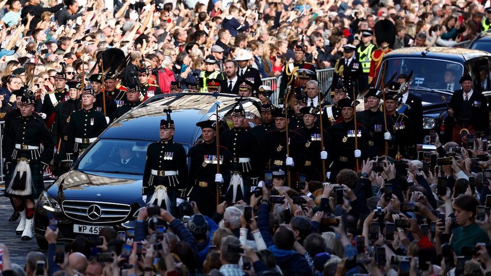 Hiljade ljudi odaju počast kraljici Elizabeti, kilometarski redovi ispred Vestminsterske dvorane 5 povorka