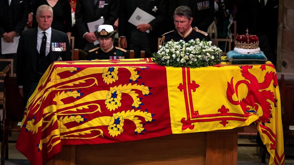 Kralj Čarls Treći prvi put kao monarh u Severnoj Irskoj 6 kovčeg sa telom kraljice Elizabete Druge