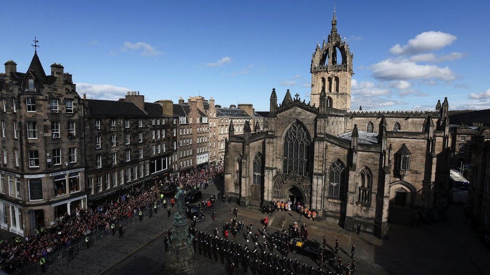 Hiljade ljudi odaju počast kraljici Elizabeti, kilometarski redovi ispred Vestminsterske dvorane 6 katedrala u edinburgu