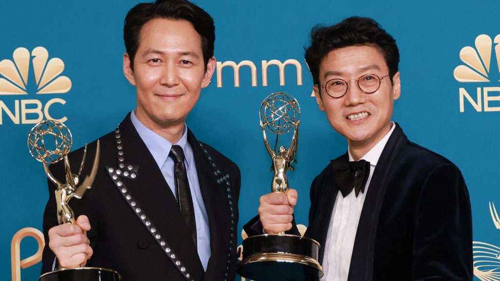 Zvezda serije Squid Game, glumac Li Džung-dže (levo) i autor Hang Dun-hjo nakon dodele nagrada