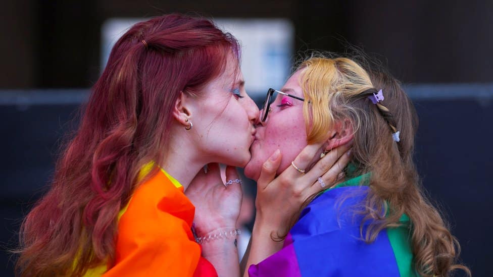 Evroprajd, LGBT i Istočna Evropa: Četiri priče o Prajdu iza Gvozdene zavese 6 Poljubac dve partnerke