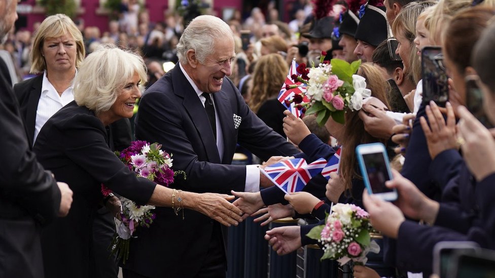 Hiljade ljudi odaju počast kraljici Elizabeti, kilometarski redovi ispred Vestminsterske dvorane 4 Kralj Čarls Treći sa kraljicom suprugom Kamilom u poseti Severnoj Irskoj