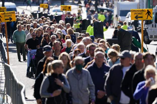 Redovi ispred katedrale u Edinburgu