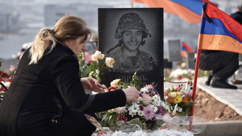 žena u poseti grobu vojnika koji je poginuo tokom sukoba u Nagorno-Karabahu 2020. godine