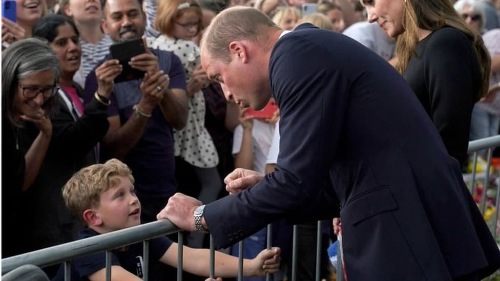 Kralj Čarls Treći: Kakvi sve izazovi čekaju novog monarha 6 Prince William talking to a child outside Windsor Castle