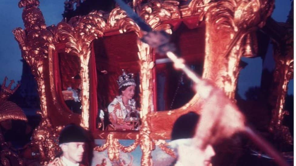 Kralj Čarls Treći: Kakvi sve izazovi čekaju novog monarha 2 Queen Elizabeth II in a golden carriage following her coronation in June 1953
