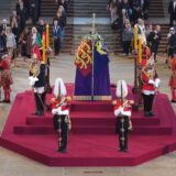 Hiljade ljudi odaju počast kraljici Elizabeti, kilometarski redovi ispred Vestminsterske dvorane 4