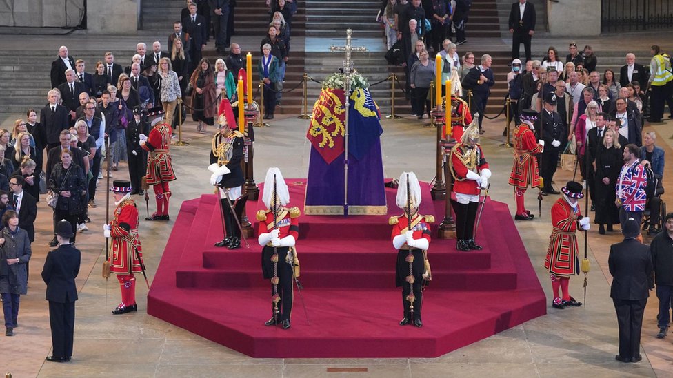 Hiljade ljudi odaju počast kraljici Elizabeti, kilometarski redovi ispred Vestminsterske dvorane 1 People file past the Queen's guarded coffin in Westminster Hall