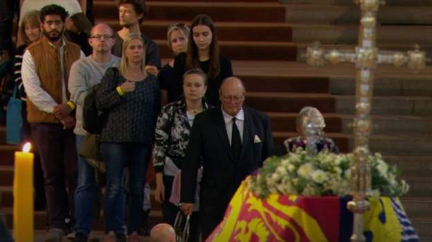 Hiljade ljudi odaju počast kraljici Elizabeti, kilometarski redovi ispred Vestminsterske dvorane 2 redovi u Vestminsterkoj dvorani