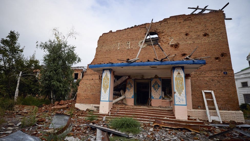 Damaged building in Izyum
