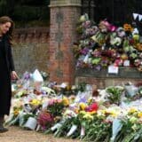 Kraljica Elizabeta Druga: Princ i princeza od Velsa pozdravili ljude koji odaju počast kraljici, Vilijam se prisetio Dajanine sahrane 4