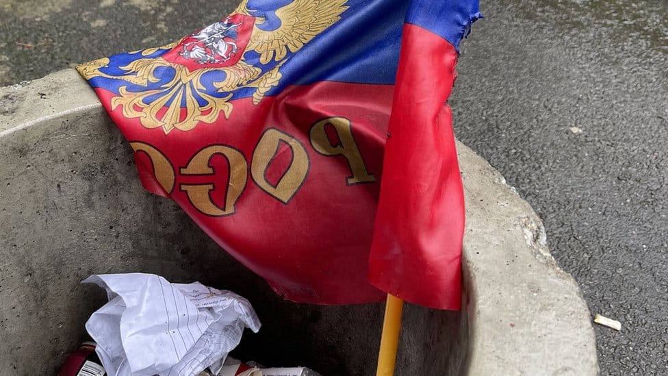 Rusija i Ukrajina: Kako izgleda Izjum posle povlačenja ruske vojske 4 A Russian flag in a bin in Izyum