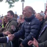 Kraljica Elizabeta Druga: Kralj Čarls i princ Vilijam posetili ljude koji u redu čekaju da odaju počast kraljici Elizabeti 6