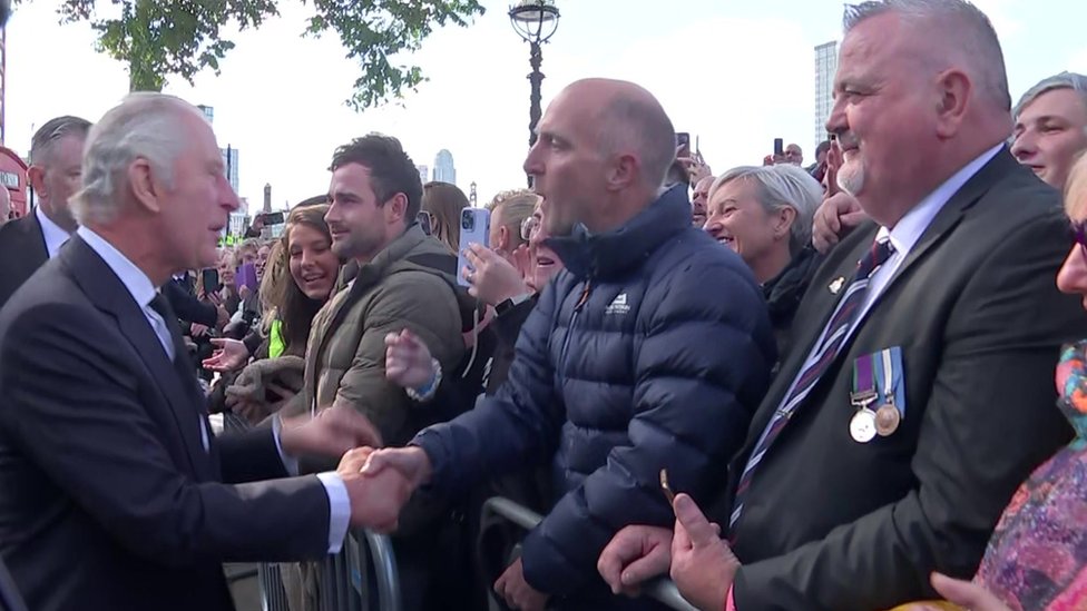 Kraljica Elizabeta Druga: Kralj Čarls i princ Vilijam posetili ljude koji u redu čekaju da odaju počast kraljici Elizabeti 1 King Charles