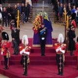Kraljica Elizabeta Druga: Osmoro unuka bdelo nad kovčegom 4