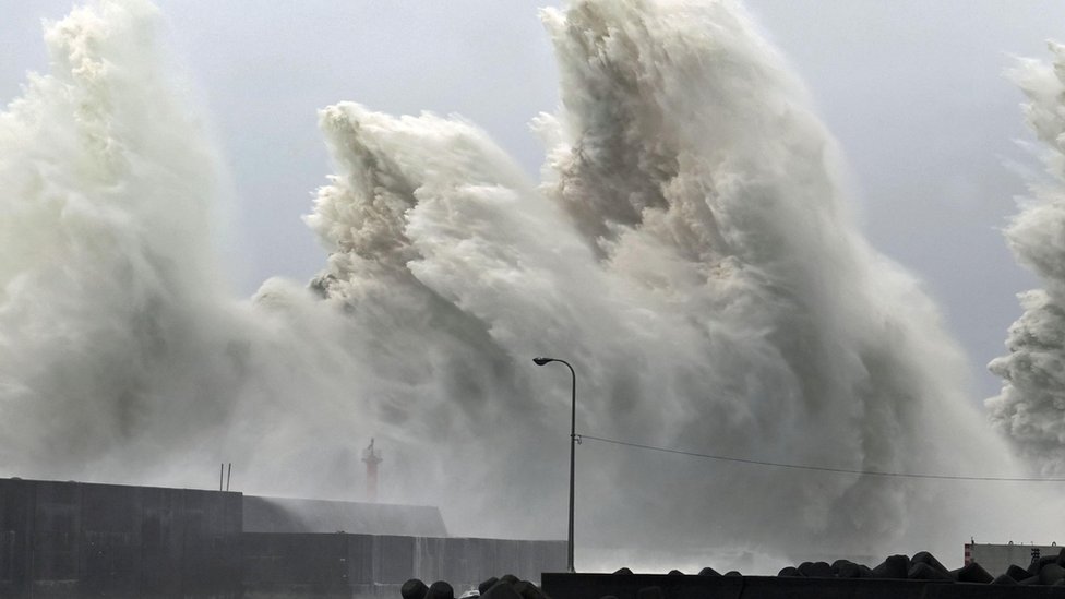 Japan i oluje: Evakuacija devet miliona ljudi zbog Nanmadol supertajfuna 1 Huge waves
