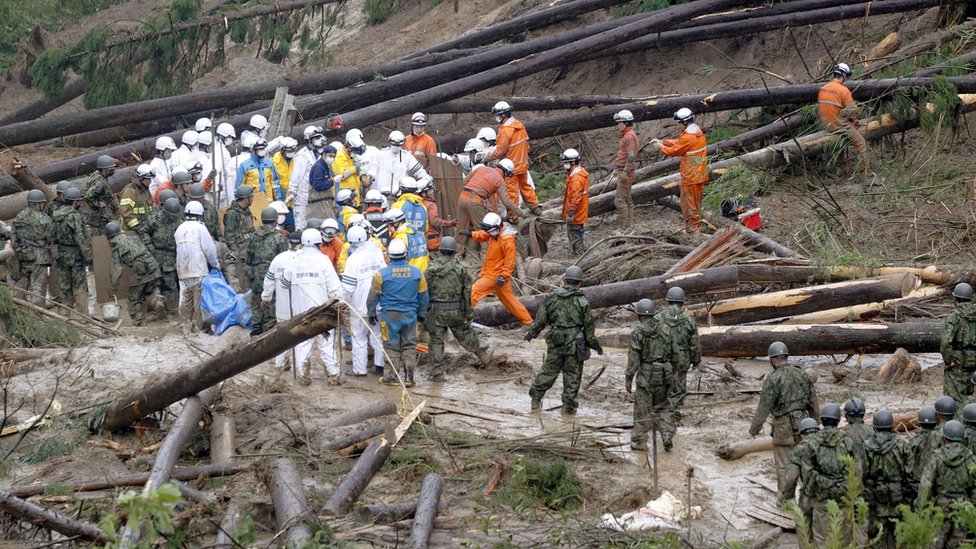 Japan i oluje: Evakuacija devet miliona ljudi zbog Nanmadol supertajfuna 2 Rescue workers and fallen trees