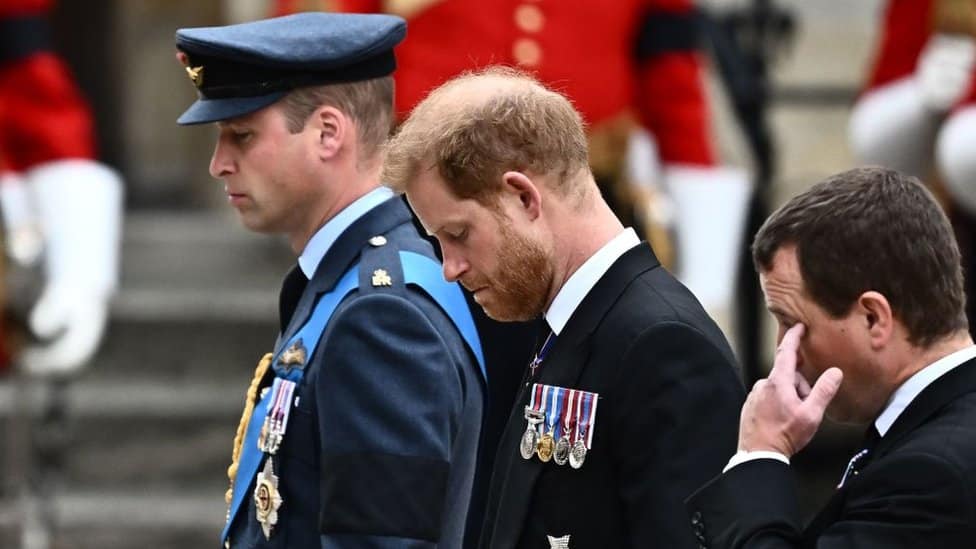 Kraj elizabetanske ere: Velika Britanija i svet se oprostili od kraljice Elizabete Druge 9 Prince William and Prince Harry follow the Queen's coffin