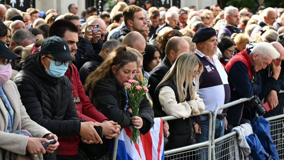 Kraj elizabetanske ere: Velika Britanija i svet se oprostili od kraljice Elizabete Druge 10 People lining the procession route in London.