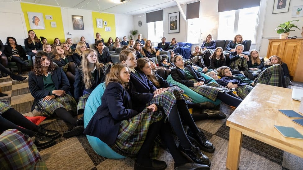 Kraj elizabetanske ere: Velika Britanija i svet se oprostili od kraljice Elizabete Druge 11 Students watch the state funeral of Queen Elizabeth II in their boarding house, Windmill Lodge, at Gordonstoun School, Moray, where King Charles III once boarded