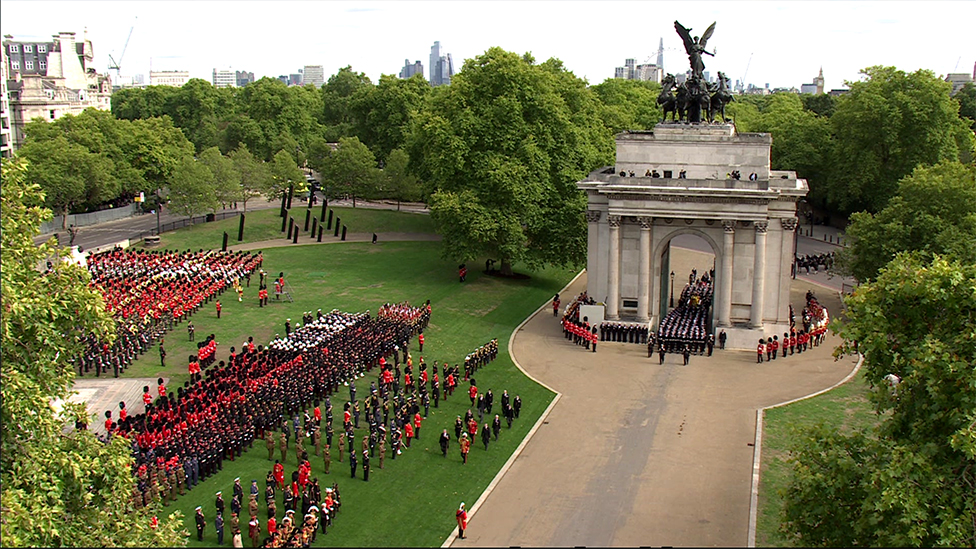 Kovčeg sa telom kraljice prolazi kroz Velingtonov lukThe Queen's coffin is carried through Wellington Arch