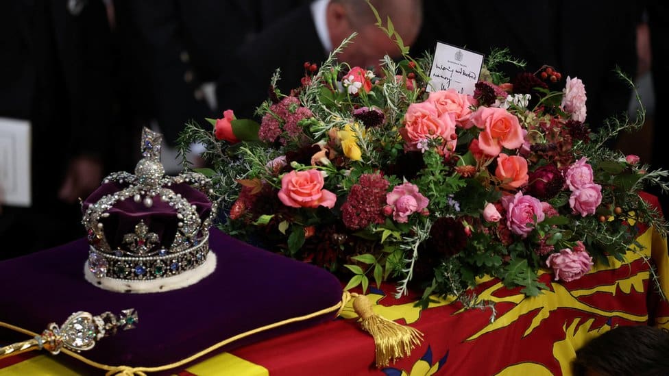 Kraj elizabetanske ere: Velika Britanija i svet se oprostili od kraljice Elizabete Druge 6 A handwritten card on top of the Queen's coffin reads: "In loving and devoted memory. Charles R".