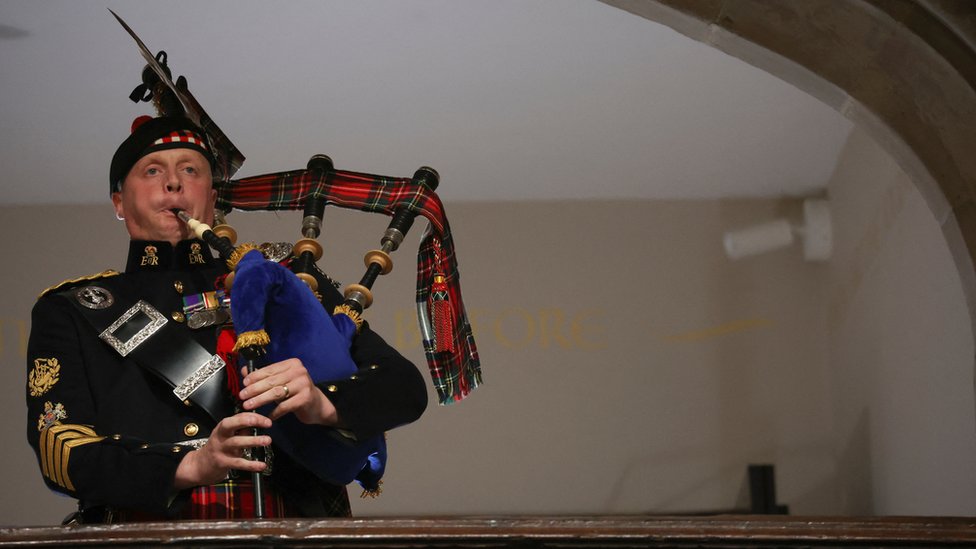 Kraljica Elizabeta Druga: Poni Ema, korgiji i drugi lični detalji na sahrani 5 Pipe Major Paul Burn