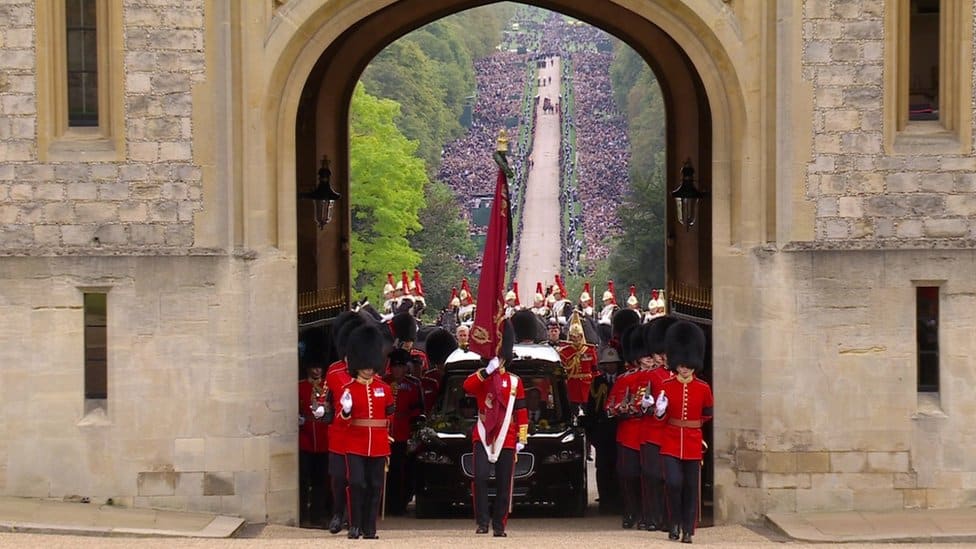 Kraj elizabetanske ere: Velika Britanija i svet se oprostili od kraljice Elizabete Druge 15 Windsor CAstle arch