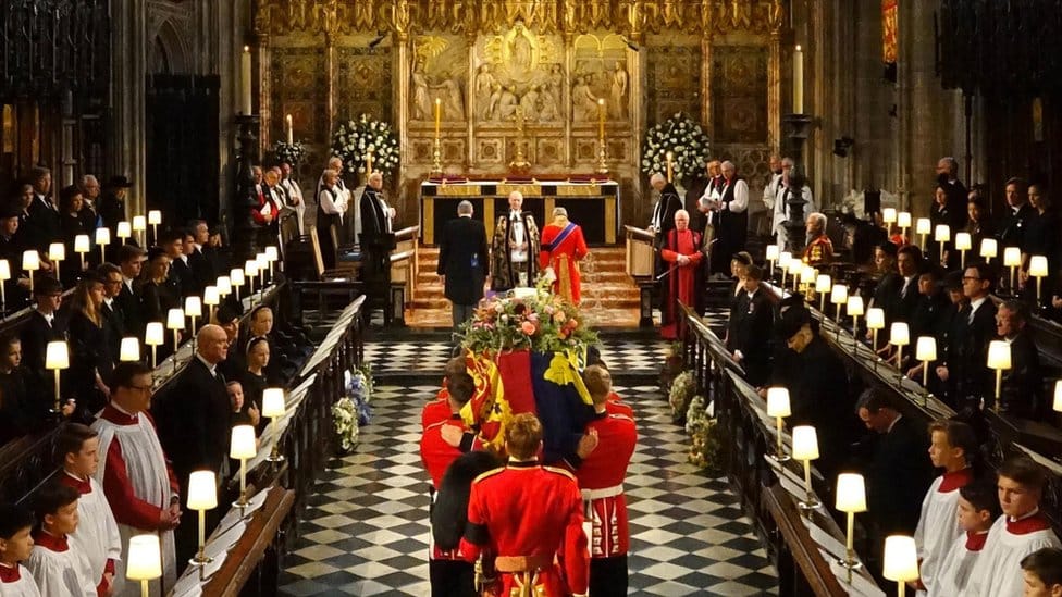 Kraj elizabetanske ere: Velika Britanija i svet se oprostili od kraljice Elizabete Druge 4 Inside St George's Chapel