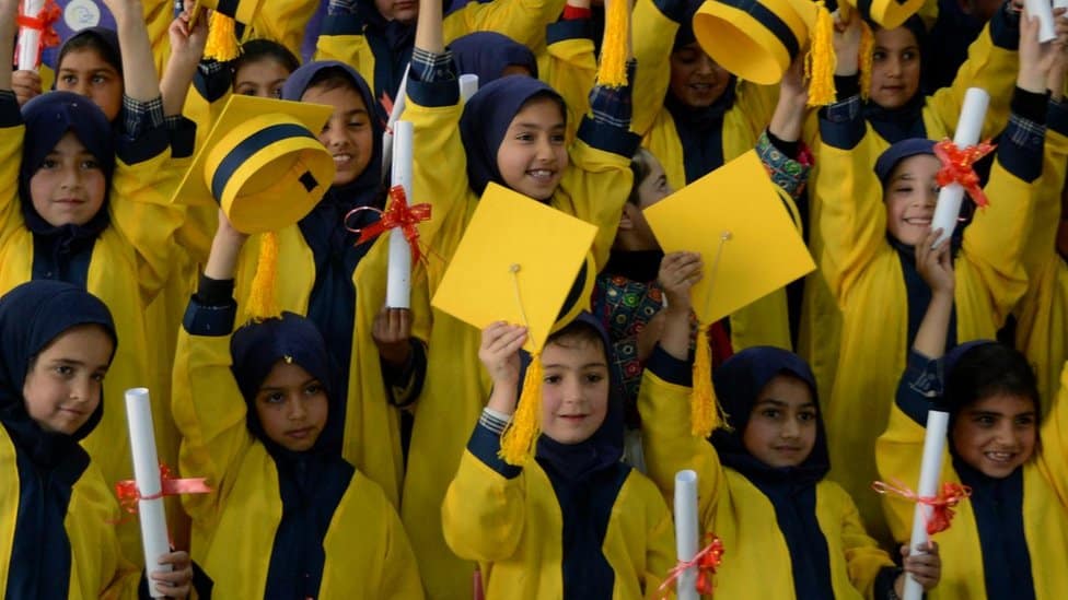 Devojčicama je dozvoljeno da završe osnovnu školu, ali im je zabranjeno da nastave školovanje posle šestog razreda