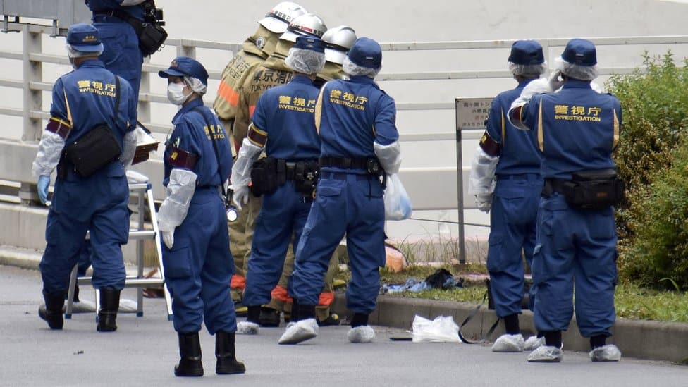 Policija i vatrogasci na mestu nesreće u Tokiju gde se muškarac zapalio